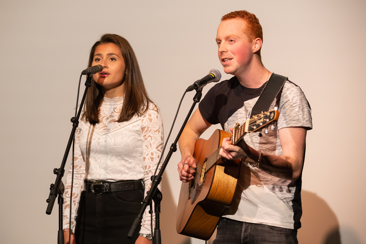 Esmée Pieters en gitarist Wout Kliek