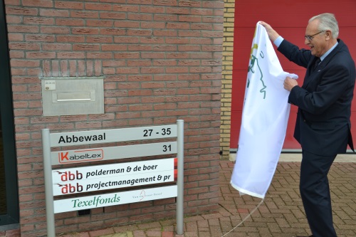 Onthulling van het naambordje door de eerste voorzitter van het Texelfonds de heer Jac. Dijt